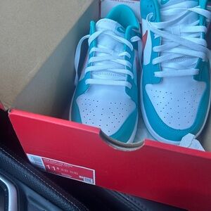 Never worn Nike dunk low retro